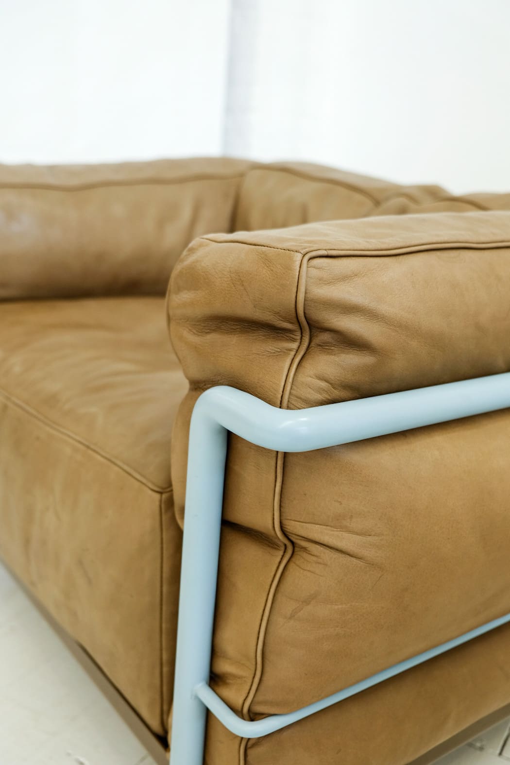 Cassina LC3 Grand Armchair : RENTAL – renewfinds